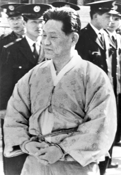 1958년 간첩 혐의 등으로 구속된 조봉암이 포승줄에 묶인 채 재판을 받기 위해 법정으로 걸어가고 있다. 서울신문 포토라이브러리