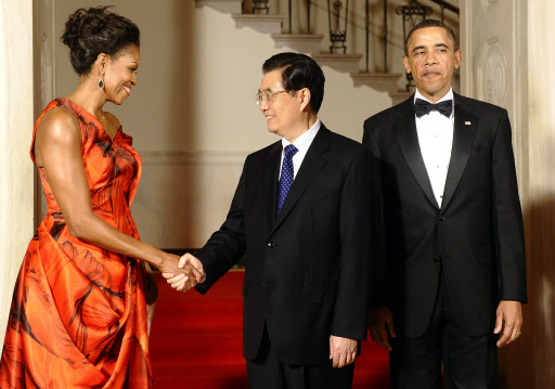 붉은 드레스의 미셸  19일(현지시간) 미국 백악관에서 열린 국빈 만찬에 앞서 버락 오바마(오른쪽) 대통령의 부인 미셸 오바마(왼쪽)가 중국을 상징하는 붉은색 드레스를 입고 후진타오(가운데) 중국 국가주석을 맞이하고 있다. 워싱턴 AFP 연합뉴스