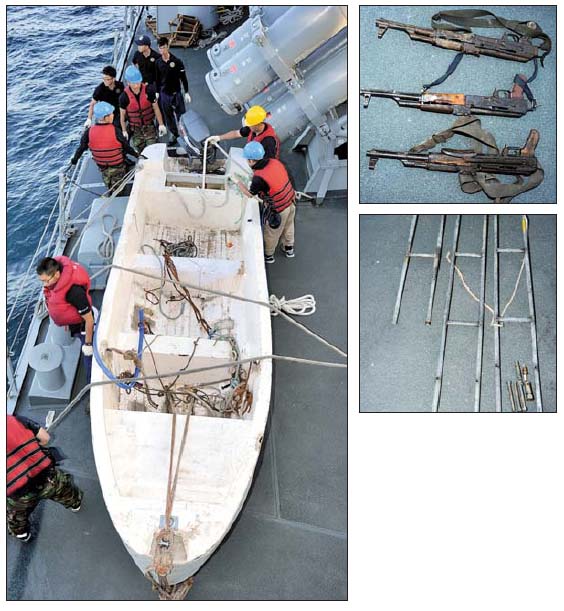 해적 압수품들   청해부대가 21일 아라비아해에서 소말리아 해적들을 제압한 뒤 압수한 물품들. 왼쪽부터 시계방향으로 자선, AK소총, 사다리.   합참 제공 