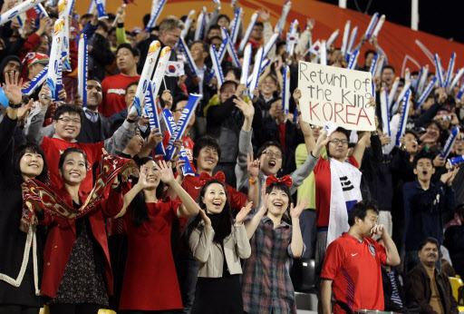 ‘왕의 귀환’ 응원하는 교민들  23일 오전(한국시간) 카타르스포츠클럽에서 열린 아시안컵 8강전 한국 대 이란 경기에서 교민과 축구팬들이 열띤 응원을 펼치고 있다.  도하<카타르>=연합뉴스