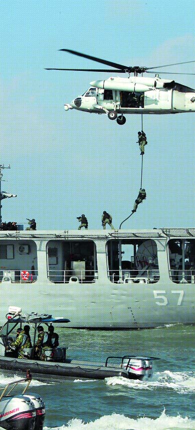 UDT 해상테러 진압훈련 22일 오후 경기 평택시 해군2함대사령부 인근 해상에서 진행된 해군특수전여단(UDT)의 해상 테러 진압 훈련에서 UDT 대원들이 UH60 헬기와 고속단정을 이용, 가상 피랍 상선 천지함에 진입하고 있다. 연합뉴스 