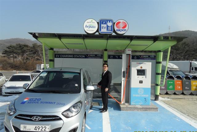 25일 한국전력 직원이 최근 중부고속도로 하행선 경기 이천휴게소에 설치된 전기차 급속충전기로 고속전기차 ‘블루온’을 충전하고 있다.  한국전력 제공 