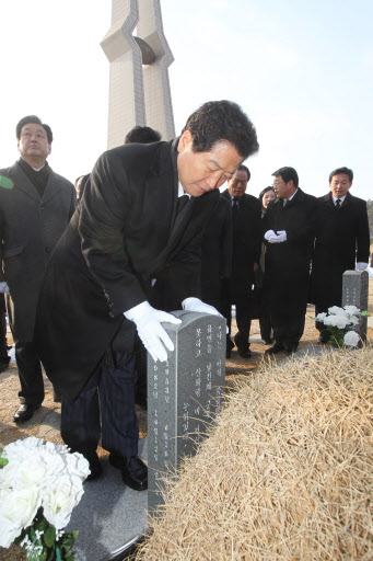 안상수 한나라당 대표가 지도부와 함께 26일 오전 광주 북구 운정동 국립 5.18민주묘지를 찾아 박관현 열사의 묘비를 만지고 있다. 연합뉴스