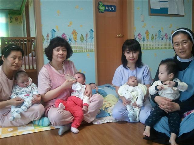 지난 25일 서울 수유동에 위치한 장애 영유아 생활시설인 디딤자리에서 이소영(오른쪽) 원장수녀를 비롯한 보육교사와 간호사들이 은혜, 은총, 태호 등 장애아동들을 돌보고 있다. 