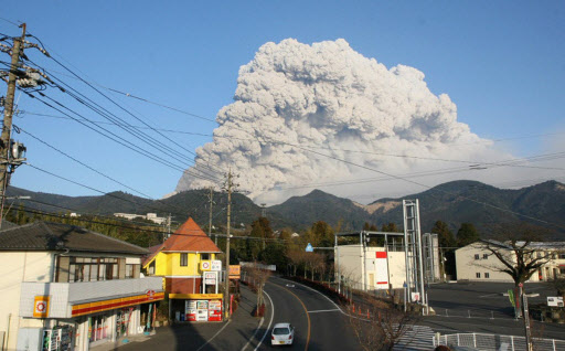 일본 가고시마현에 있는 기리시마산 신모에봉(1421m)이 지난 26일 오전부터 분화하면서 엄청난 화산재를 뿜어내고 있다. 화산재가 1500m 상공까지 치솟으면서 철도와 여객기가 멈춰섰다.  AFP 연합뉴스