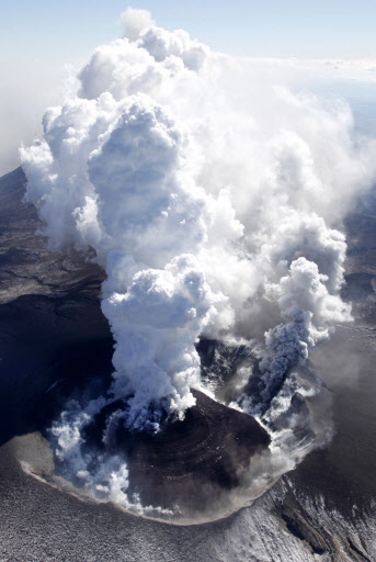 화산재 분출 가능성이 커진 일본 규슈 남쪽의 기리시마 산 신모에봉의 분화구에서 31일 희뿌연 연기 기둥이 거대하게 피어오르고 있다. 규슈 AP 연합뉴스