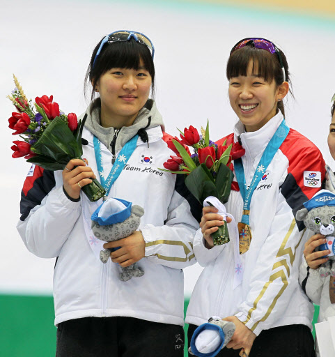 아스타나-알마티 동계아시안게임 쇼트트랙 여자 1500m 금메달리스트 조해리(오른쪽)와 은메달을 차지한 박승희가 시상대에 올라 미소짓고 있다. 아스타나 연합뉴스