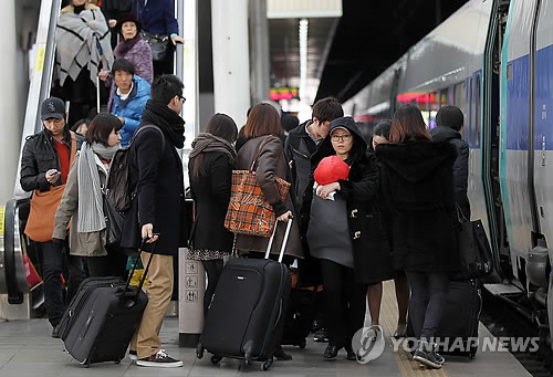‘고향으로 떠나요’  민족 최대 명절인 설을 사흘 앞두고 31일 오후 서울역에서 귀성객들이 열차에 탑승하고 있다. 연합뉴스   