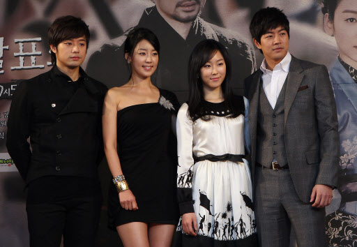지난달 31일 ‘짝패’ 제작보고회에서 남녀 주인공 천정명(왼쪽부터), 한지혜, 서현진, 이상윤이 기념촬영을 하고 있다. 연합뉴스 