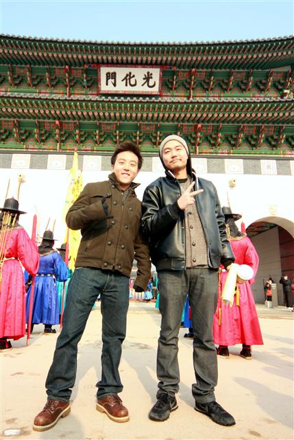 재미동포 음악가 데이비드 최(왼쪽)와 힙합 전문가 덤파운디드(오른쪽)가 1일 서울 광화문 앞에서 포즈를 취하고 있다.