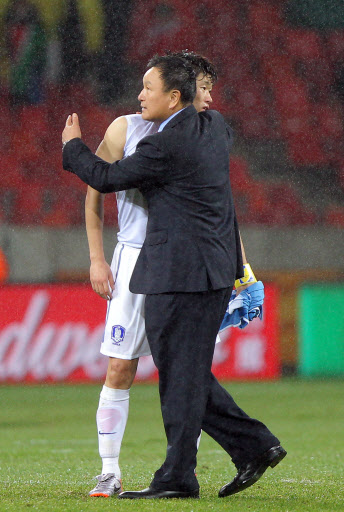 지성 이와…  지난해 6월 27일 열린 남아공월드컵 16강전에서 한국 축구대표팀이 우루과이에 2-1로 패하며 8강 진출이 좌절된 직후 허정무(오른쪽) 감독이 박지성을 포옹하며 위로하고 있다. 서울신문 포토라이브러리