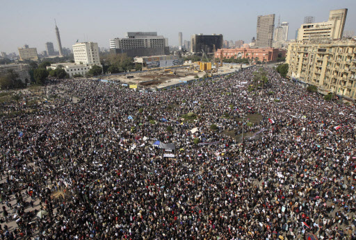 호스니 무바라크 대통령의 하야를 요구하는 이집트 국민 수십만명이 1일 수도 카이로 중심부인 타히리르 광장에 모여 있다. 시위대가 ‘100만명 거리행진’을 공언한 이날 시위군중 규모는 시위가 시작된 뒤 8일 사이 최대였다. AP 연합뉴스