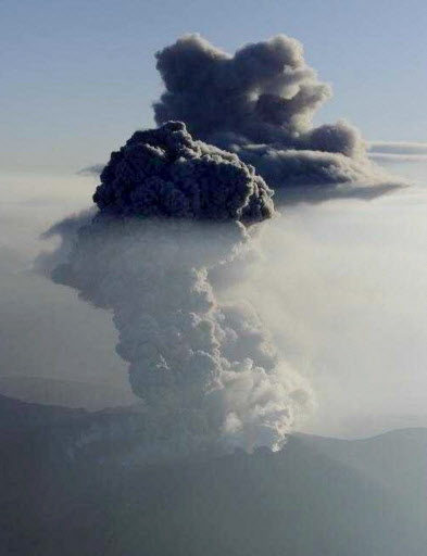 일본 화산에서 뿜어나온 연기        (가고시마 교도=연합뉴스) 3일 오전 8시16분께 일본 규슈(九州) 남쪽 미야자키(宮崎)현과 가고시마(鹿兒島)현의 경계에 있는 기리시마(霧島)산 신모에(新燃)봉(1천421m)에서 화산재가 섞인 연기가 솟아오르고 있다.