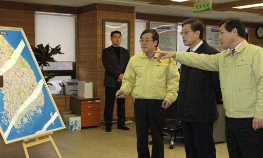 구제역 보고받는 金총리  김황식(오른쪽에서 두 번째) 국무총리가 6일 경기 과천 농림수산식품부 중앙사고수습본부를 찾아 유정복(오른쪽) 장관으로부터 구제역 발생 현황 등을 보고받고 있다. 연합뉴스 