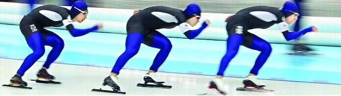 남자는 은빛질주  6일 카자흐스탄 아스타나 스피드스케이팅경기장에서 열린 동계아시안게임 남자 팀추월에서 이규혁(왼쪽부터), 모태범, 이승훈이 발을 맞춰 달리고 있다.  아스타나 연합뉴스 