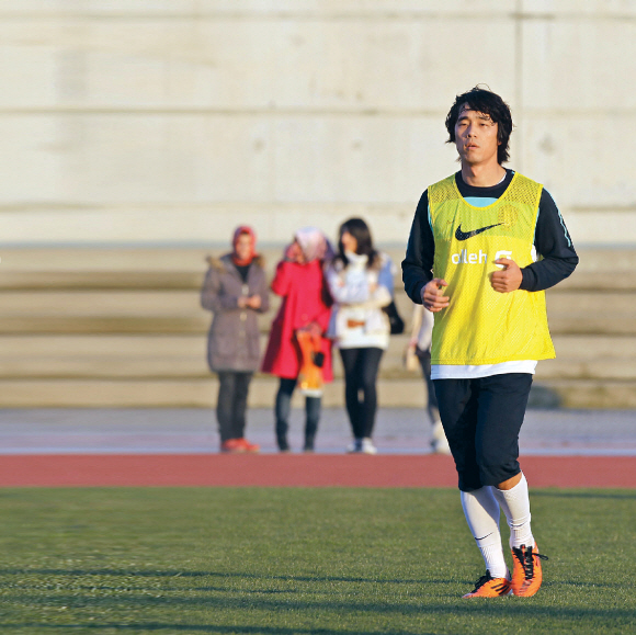 10일 열리는 터키 축구 국가대표팀과의 친선경기를 앞두고 주장이 된 박주영이 8일 터키 이스탄불 아타튀르크 올림픽 스타디움에서 몸을 풀고 있다. 이스탄불 연합뉴스