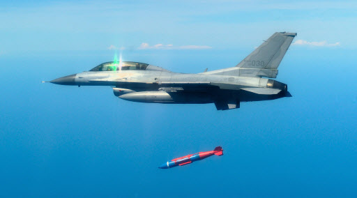 공군 KF16 전투기가 최신 GPS 정밀유도폭탄인 JDAM을 시험 발사하고 있다. 공군 제공