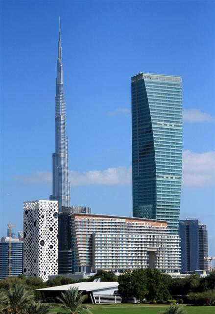 반도건설이 아랍에미리트연합 두바이에 건설한 ‘유보라타워’. 16층짜리 주상복합건물 뒤로 삼성물산이 시공한 부르즈 칼리파가 보인다.  반도건설 제공