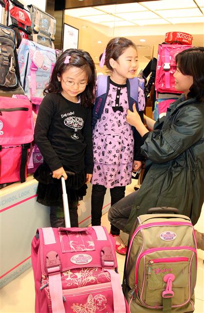 “어떤 것이 편할까?” 10일 신세계 백화점 본점 8층 책가방 매장에서 초등학생 아이들과 엄마가 세심하게 제품을 고르고 있다.  신세계 백화점 제공