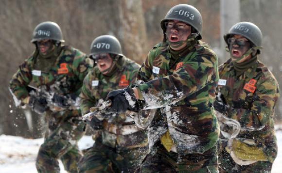 2011년부터 육군훈련소 훈련 기간이 5주에서 8주로 늘어난 가운데 논산 육군훈련소 훈련병들이 약진 훈련을 받고 있다. 연합뉴스