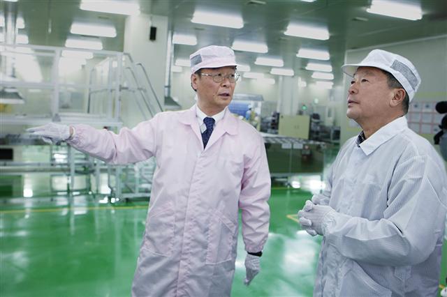 구본무(오른쪽) LG그룹 회장이 지난 17일 경북 구미 LG전자 태양전지 공장을 방문, 조관식 LG전자 솔라사업팀장(상무)으로부터 태양전지 생산 라인에 대해 설명을 듣고 있다. LG그룹 제공 