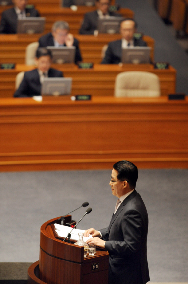 민주당 박지원 원내대표가 22일 오전 국회 본회의장에서 교섭단체 대표연설을 하고 있다. 이호정기자 hojeong@seoul.co.kr 