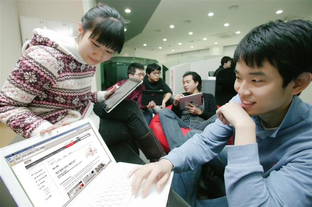 23일 서울 우면동 KT의 앱 개발자 지원 공간인 ‘에코노베이션 센터’에서 개발자들이 콘텐츠 개발을 논의하고 있다. KT 제공