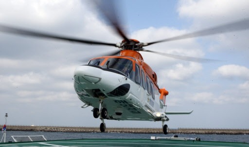 23일 연락이 두절된 신형 응급구조용 헬기 ‘AW-139’가 지난 21일 시험 비행하는 모습.  연합뉴스 