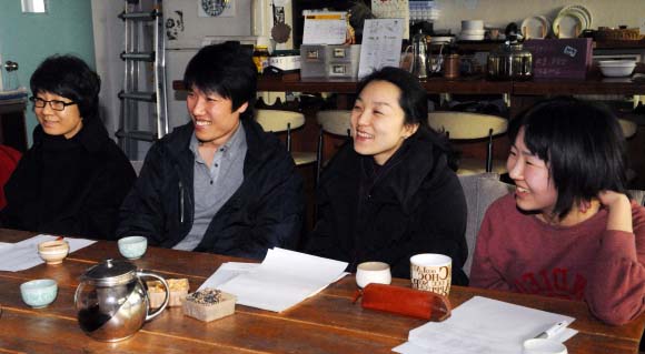 ‘고전 톡톡 다시 읽기’의 저자이자 연구 공간 수유+너머의 연구원들이 고전읽기의 즐거움에 대해 이야기하고 있다. 오른쪽부터 안명희, 오선민, 문성환, 채운씨. 이종원 선임기자 jongwon@seoul.co.kr