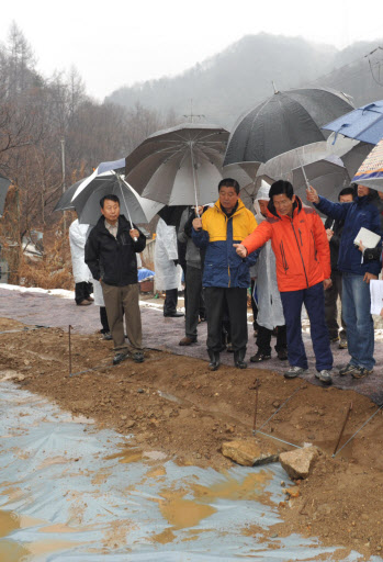 김문수 경기지사가 27일 남양주시 와부읍의 구제역 매몰지를 찾아 현장점검을 벌이고 있다.  연합뉴스