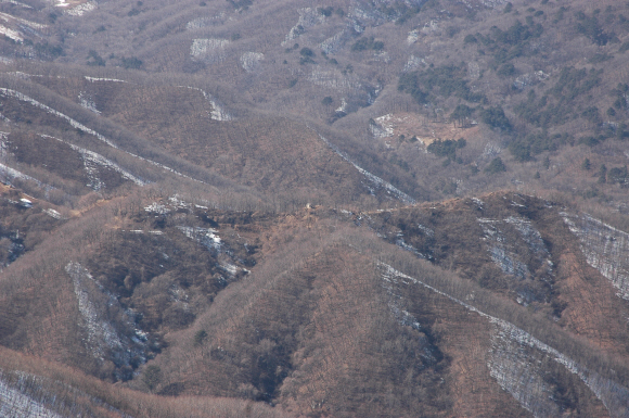 동부전선 최전방 비무장지대에서 관측된 북한군 GP. 외형은 허술해 보이지만 지하에 벙커를 만들어 북한군 30여명이 상주하고 있으며, 고사포까지 이동시켜 놓은 것으로 우리군은 분석하고 있다.