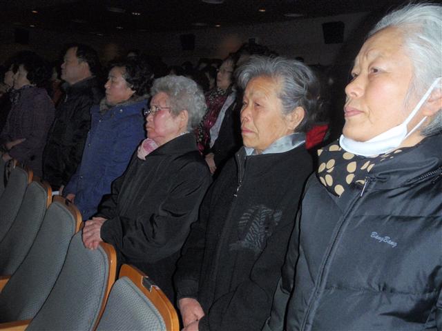 3일 서울 마포문화센터에서 열린 양원초등학교 제7회 입학식에서 정혜자(오른쪽 두번째) 할머니가 진지한 표정으로 행사에 참여하고 있다.