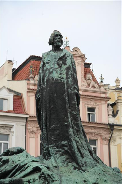 체코 프라하 구 시가지 광장에 있는 얀 후스의 동상. 600년 전 종교의 부패를 비판하다가 화형당했다.