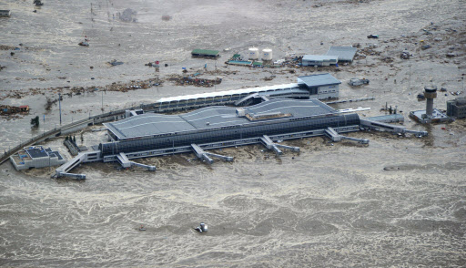 일본 도호쿠(東北) 지역에서 강진 사태가 발생한 가운데 11일 센다이 공항이 큰피해를 입고 주변으로부터 고립돼 있다.  연합뉴스