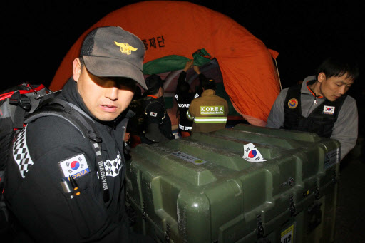 센다이 도착  14일 오후 일본 센다이에 도착한 한국 긴급구조대 대원들이 미야기현 종합운동공원에 현장지휘소를 설치한 뒤 장비를 옮기고 있다.  센다이 연합뉴스 