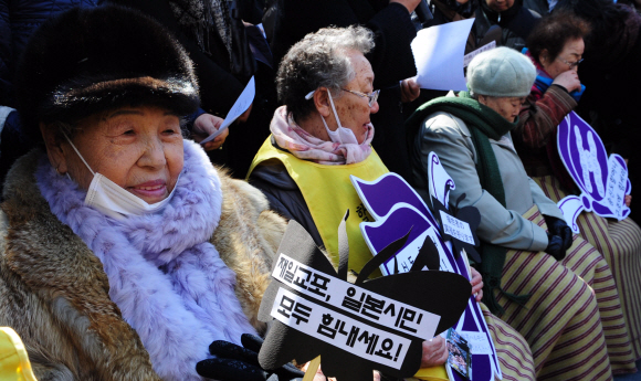 16일 서울 중학동 일본대사관 앞에서 일본군 위안부 출신 할머니들이 동일본 대지진으로 희생된 일본인들을 추모하는 침묵집회를 열고 애도를 표하고 있다. 손형준기자 boltagoo@seoul.co.kr