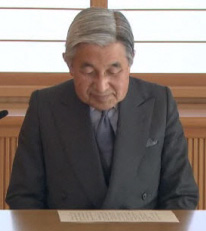 16일 아키히토 일본 왕이 영상 메시지를 통해 국민들에게 위로를 전하기에 앞서 고개 숙여 인사하고 있다. 닛케이신문 홈페이지