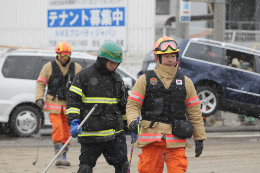 17일 미야기현 다가조시에서 구조 활동을 지원하기 위해 급파된 중앙119구조단원들이 실종자 수색 작업을 벌이고 있다. 도쿄 연합뉴스 