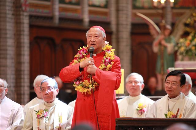 정진석 추기경이 18일 사제 수품 50주년 축하 미사에서 각계의 축하에 감사의 인사말을 하고 있다.  천주교 서울대교구 제공