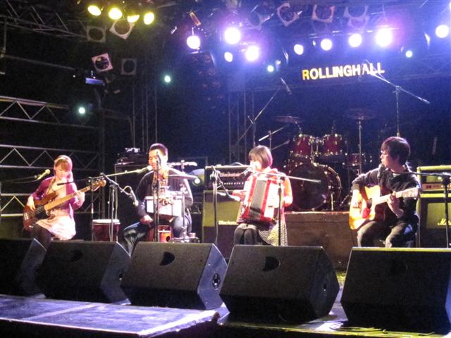 24일 오후 서울 홍익대 인근 한 콘서트홀에서 열린 ‘제4회 청연 비전 콘서트’에서 인디밴드인 ‘좋아서 하는 밴드’가 공연하고 있다.