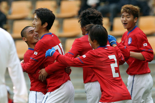 27일 울산문수축구경기장에서 열린 한국 올림픽 축구대표팀과 중국 대표팀의 경기에서 김동섭(왼쪽에서 두번째)이 골을 넣은 뒤 동료들과 포옹하며 기뻐하고 있다. 연합뉴스