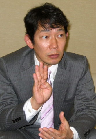이와모토 히로시 NHK 앵커가 28일 서울신문과의 인터뷰에서 일본 정부의 오판과 더딘 실행력을 비판하며 “피폭의 공포를 더 많은 국민이 알아야 한다.”고 강조하고 있다.