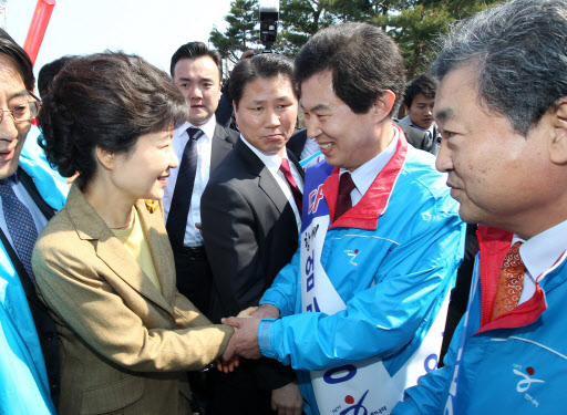 박근혜(왼쪽) 한나라당 전 대표가 29일 강원 강릉문화예술원에서 열린 당 평창동계올림픽유치특별위원회 회의에 참석, 엄기영(오른쪽) 전 MBC 사장 등 강원지사 예비후보들과 악수를 하고 있다. 연합뉴스