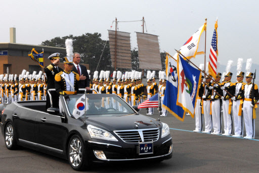 29일 경남 창원시 진해구 앵곡동 해군사관학교를 방문한 조지 W 부시 전 미국대통령이 김성찬 해군 참모총장과 함께 생도들을 사열하고 있다.  창원 연합뉴스