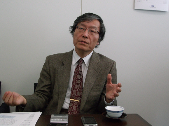 고미네 다카오 호세이대 교수가 지난 30일 도쿄에서 서울신문과 인터뷰를 갖고 동일본 대지진 이후 일본 경제에 대해 전망하고 있다.