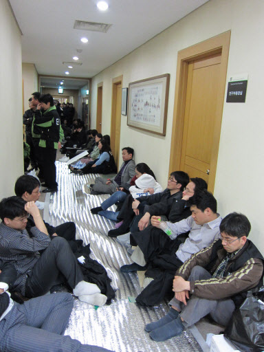 서울대 대학노조와 학생들이 1일 오전 3시께 총장실이 있는 행정관 4층 복도를 점거하고 있다. 연합뉴스