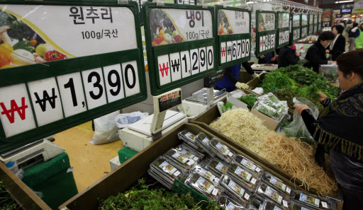 3월 소비자물가가 글로벌 금융위기 이후 최고 수준으로 치솟는 가운데 1일 서울 양재동의 한 대형마트에서 시민들이 채소와 과일류 등 신선식품을 고르고 있다.  연합뉴스