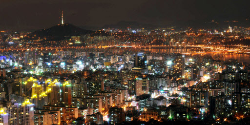 서울의 야경. 인공조명의 과도한 불빛은 건강을 해치고 생태계를 교란시켜 농작물 수확을 감소하게 하는 등 이에 따른 피해신청 건수도 늘어나는 추세다. 하지만 제재할 법적 근거가 마련되지 않아 이에 대한 법률제정이 시급한 실정이다. 서울신문 포토라이브러리