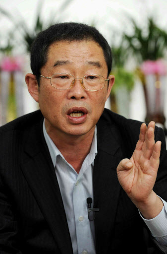 이용득 한국노총 위원장은 3일 본지와의 전화 인터뷰에서 오는 6일 대표자회의, 5월 1일 노동절 등을 통해 춘투를 전개해 노동조합법 전면 재개정을 쟁취한다는 방침에 변함이 없다고 말했다. 사진은 지난 1월 27일 본지와의 인터뷰 모습. 서울신문 포토라이브러리