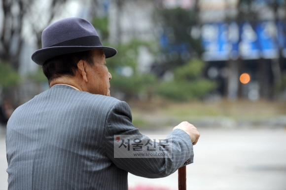 6일 오후 서울 종로2가 탑골공원에서 지팡이를 든 한 노인이 먼 곳을 바라보며 앉아 있다. 서울에서 만 65세 이상 노인 인구가 100만명을 넘어서는 등 노령 인구가 증가하면서 직접 일자리를 구하려는 노인들이 많아지고 있다. 도준석기자 pado@seoul.co.kr